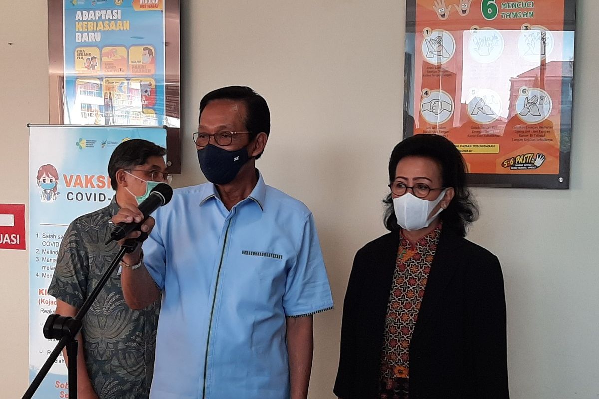 Gubernur DIY Sri Sultan HB X bersama GKR Hemas saat menemui wartawan usai menerima vaksin tahap Kedua di RSUP Dr Sardjito Yogyakarta.