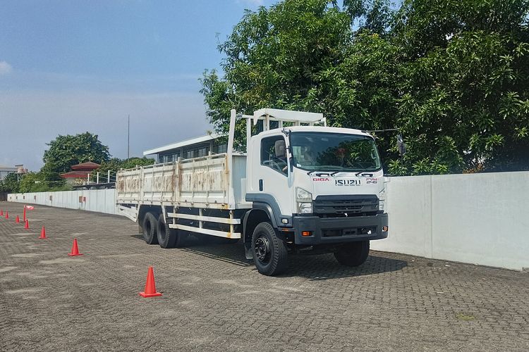 Mengemudikan truk Isuzu Giga dengan panjang 12 meter