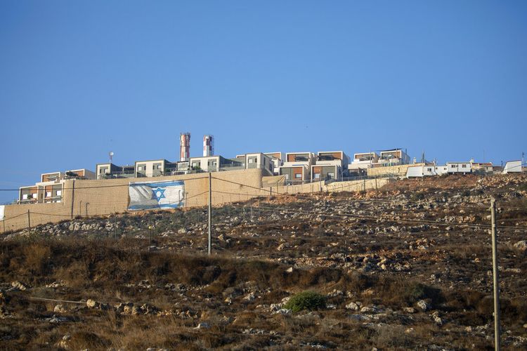 Foto pemukiman Yahudi di Tepi Barat diambil pada Senin (25/10/2021). Israel diperkirakan akan mengizinkan ribuan rumah baru untuk pemukim Yahudi di Tepi Barat pekan ini.