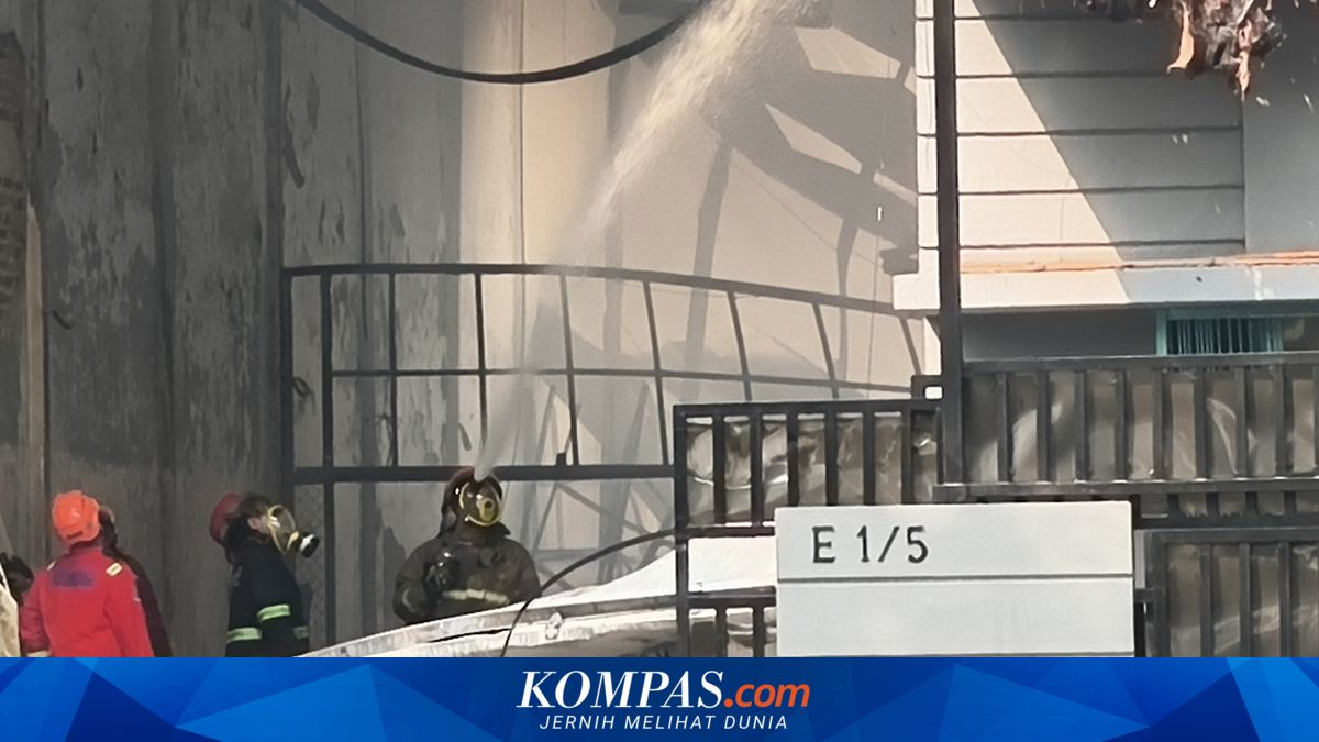 Tiga Bangunan di Taman Tekno Tangsel Terbakar, Api Diduga Berasal dari Gudang Powerbank