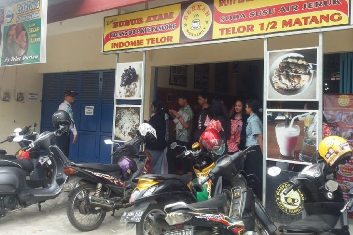 Pelajar SMU yang diamankan saat bolos sekolah di Warung Kopi Beji, Kamis (20/9/2018).