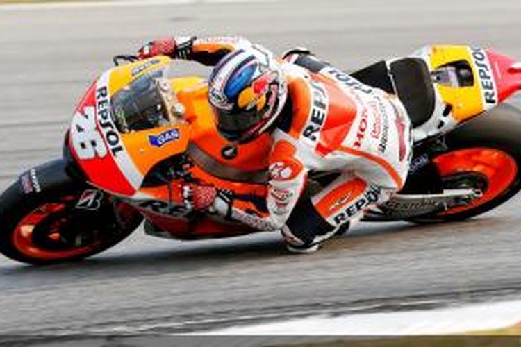 Pebalap Repsol Honda asal Spanyol Dani Pedrosa memacu motornya di Sirkuit Sepang pada hari pertama uji coba kedua MotoGP 2014, Rabu (26/2/2014).