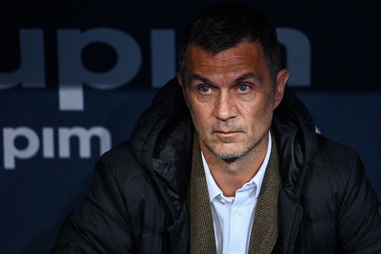 Ekspresi Paolo Maldini dalam laga Liga Italia 2022-2023 antara Empoli vs AC Milan di Stadion Carlo Castellani, 1 Oktober 2022. Pada 6 Juni 2023, AC Milan mengumumkan pemecatan Maldini dari posisi Direktur Teknik tim. CEO AC Milan Giorgio Furlani meyakini bahwa I Rossoneri akan tetap menjadi tim kompetitif di Italia dan Eropa meski ditinggal Paolo Maldini dan pemain pilar.