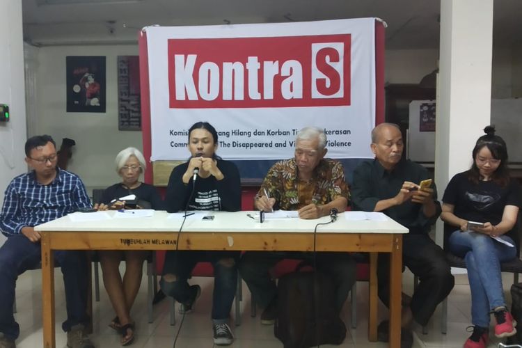 Para keluarga korban pelanggaran HAM berat masa laludalam konferensi pers di kantor KontraS, Kamis (24/10/2019).  