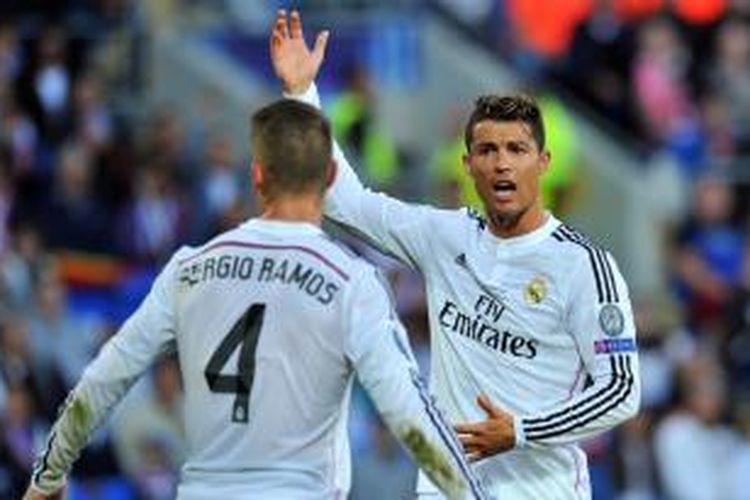 Bomber Real Madrid, Cristiano Ronaldo (kanan) di sela-sela laga melawan Sevilla pada Piala Super Eropa di Stadion Cardiff City, Selasa atau Rabu (13/8/2014) dini hari WIB. 