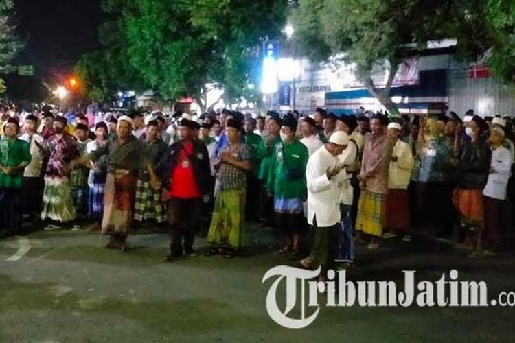 Jemaah Habib Yusuf Alkaf mendatangi Mapolres Pamekasan dan meminta Habib Yusuf Alkaf dibebaskan, Senin (31/1/2022) malam. Habib Yusuf Alkaf ditangkap polisi karena terkait kasus dugaan pencabulan anak di bawah umur. 