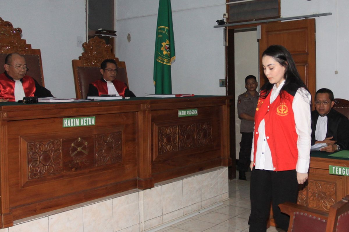 Terdakwa kasus dugaan penyalahgunaan narkoba Jennifer Dunn bersiap menjalani sidang perdana dengan agenda pembacaan dakwaan oleh Jaksa Penuntut Umum di PN Jakarta Selatan, Jakarta, Kamis (5/4). Jennifer Dunn didakwa membeli obat terlarang berjenis sabu-sabu dan melanggar Pasal 114, 112, dan 127 Undang-undang Nomor 35 Tahun 2009 tentang Narkotika karena menyalahgunakan narkotika. ANTARA FOTO/ Reno Esnir/foc/18.