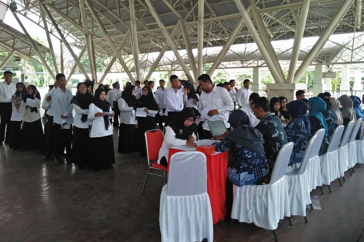 Suasana antrian peserta ujian SKD CPNS Kabupaten Gresik, sebelum diperbolehkan masuk ke dalam ruang ujian di gedung WEP.