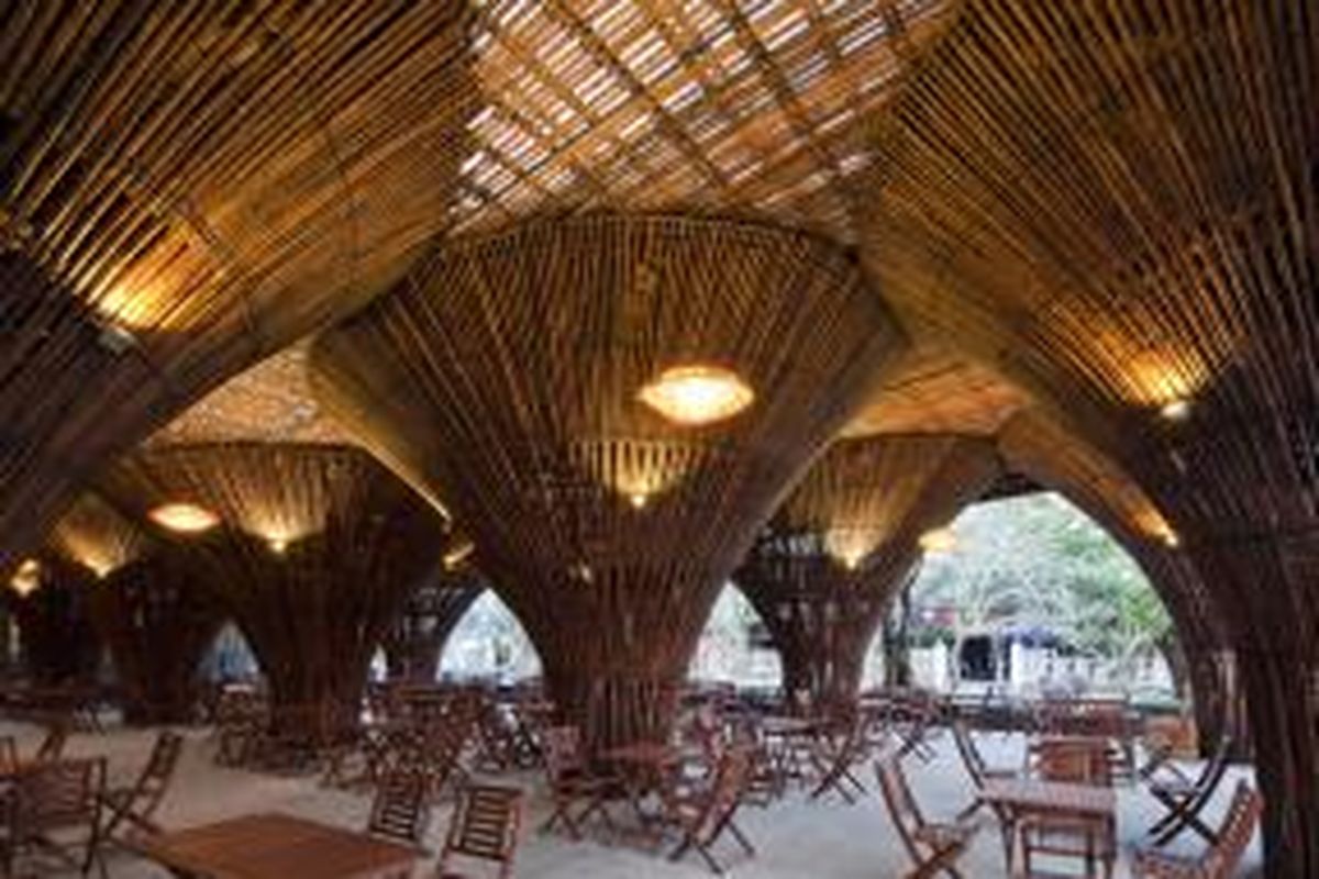 Nghia telah menyelesaikan beberapa proyek yang menggunakan bambu di Vietnam. Bambu digunakan secara struktural untuk membentuk lengkungan dan kubah, seperti pada karyanya Kontum Indochine Cafe ini.