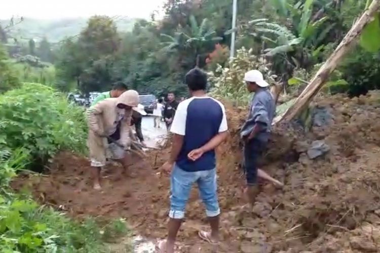 Akses jalan Padang-Solok Selatan lumpuh total akibat longsor yang terjadi, Jumat (13/12/2019) sekitar pukul 08.00 WIB
