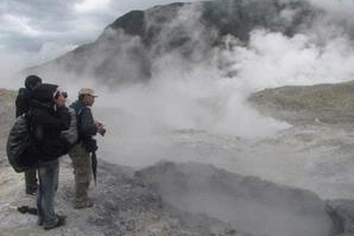 Wisatawan memotret pemandangan kawah Gunung Papandayan di Garut 