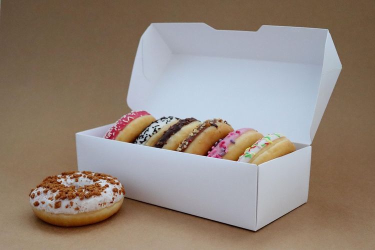 Ilustrasi donat, makanan manis dan empuk yang memiliki banyak penggemar.