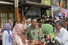 Pakai Baju Batik, Heru Budi Mencoblos bersama Sang Istri di TPS 55 Duren Sawit