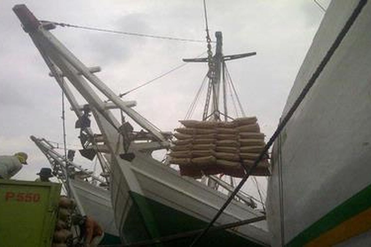 Kegiatan bongkar muat semen di Pelabuhan Sunda Kelapa, Jakarta
