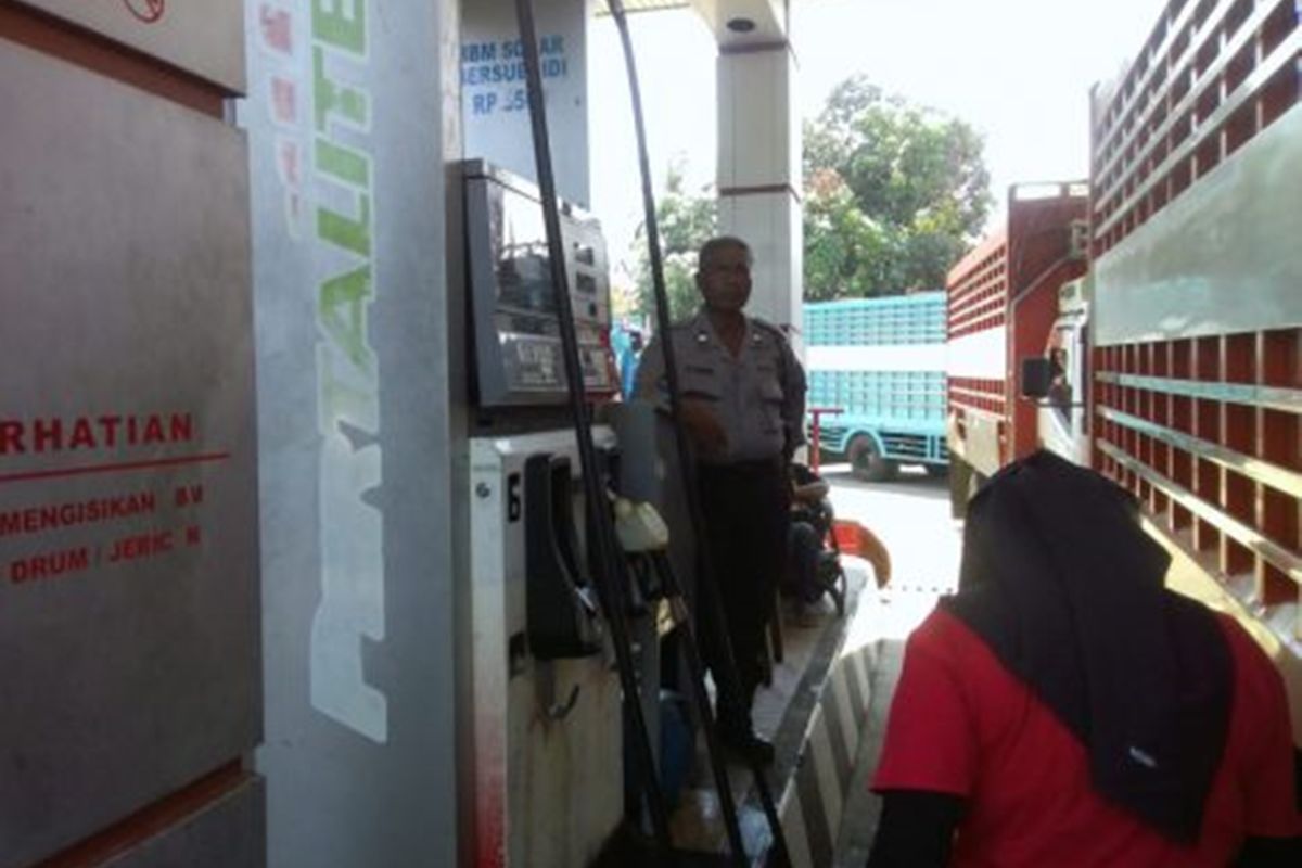 Antrian kendaraan truk yang menunggu BBM Solar mengantri di SPBU Karang-karangan Kecamatan Bua, Kabupaten di Luwu pada Minggu (17/11/2019) kemarin.