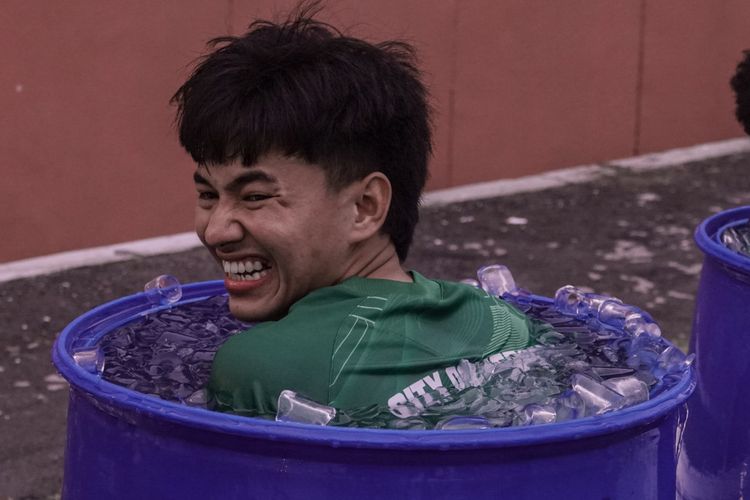 Pemain Persebaya Surabaya melakukan ice bath usai menjalani latihan dengan intensitas tinggi.