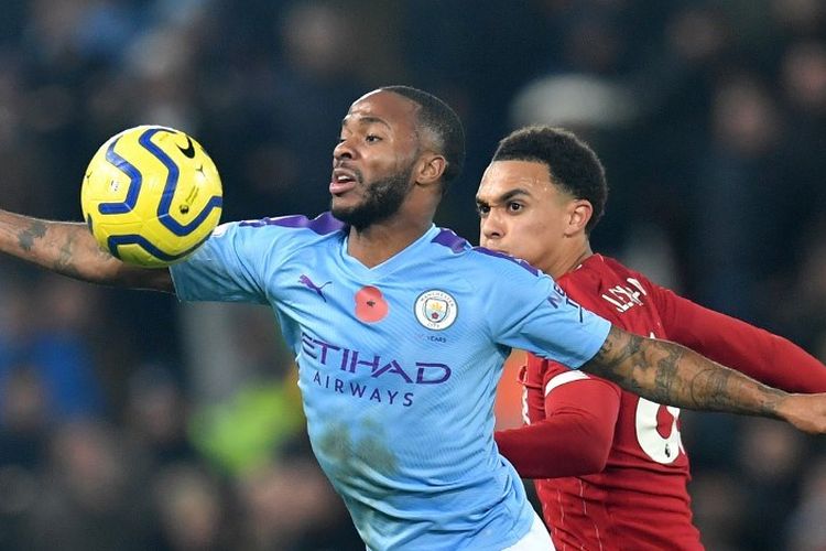 Trent Alexander-Arnold mencoba mengganggu Raheem Sterling pada pertandingan Liverpool vs Manchester City dalam lanjutan Liga Inggris di Stadion Anfield, 10 November 2019. 