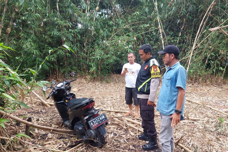 Satu unit motor Vario berwarna hitam ditemukan di dekat pohon bambu Kampung Gerubug RT 03 RW 04, Bojong Nangka, Kelapa Dua Kabupaten Tangerang pada Senin (14/11/2022). Motor itu lalu diserahkan kepada pemiliknya pada Selasa (15/11/2022) di Polsek Kelapa Dua. 