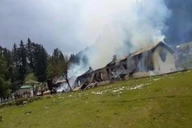 Helikopter MI17 milik Militer Pakistan jatuh di sebuah sekolah di kawasan Lembah Nalter, Gilgit, Pakistan, Jumat (8/5/2015). 