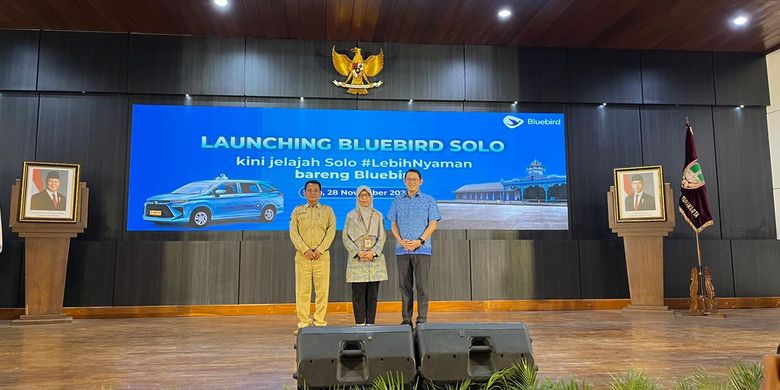Peluncuran Bluebird Solo di Balaikota Surakarta, Jumat (28/11/2025). Acara dihadiri oleh Direktur Utama PT Blue Bird Tbk Adrianto Djokosoetono, Asisten Pemerintahan dan Kesejahteraan Rakyat Sekda Surakarta Purwanti, serta Manajemen KOSTI Solo.