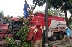 Rem Blong, Truk Tangki Bermuatan 16.000 Liter BBM Tabrak Pohon