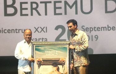 Ilham Habibie Menangis Saksikan Trailer Habibie Ainun 3 Halaman All Kompas Com