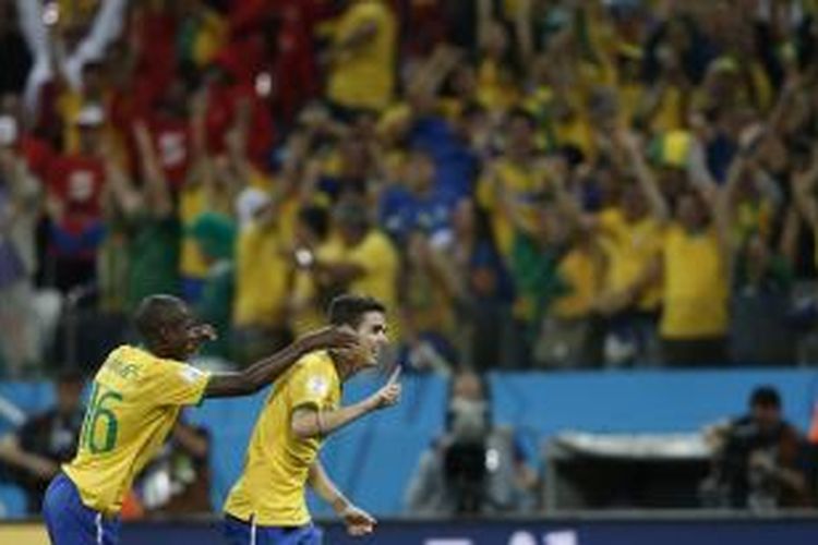 Gelandang Brasil, Oscar, seusai mencetak gol ke gawang Kroasia pada pertandingan perdana Piala Dunia 2014 di Stadion Corinthians, Sao Paolo, Kamis atau Jumat (13/6/2014) dini hari WIB. Brasil memenangi laga tersebut 3-1.