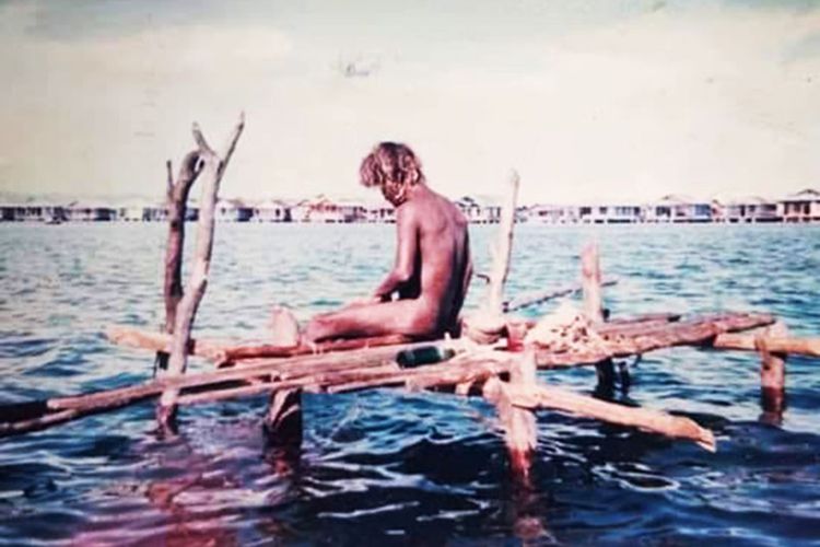 Sebuah foto lama yang mengabadikan Sengkang, manusia laut suku bajau di Torosiaje Kabupaten Pohuwato. pancangan kayu di atas permukaan air laut ini adalah satu-satunya rumah yang disukainya saat tidak berenang di laut.