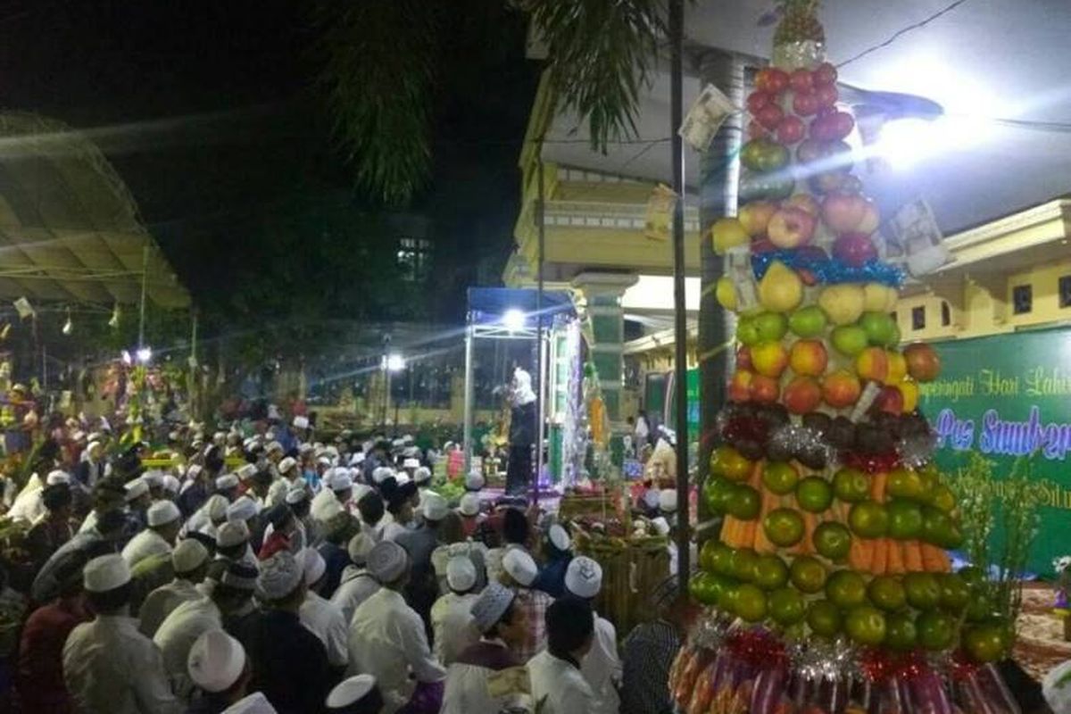  Acara Maulid Nabi yang dihadiri puluhan ribu umat Islam, baik para Alumni Ponpes setempat dan wali santri serta simpatisan itu dihelat di halaman Ponpes Sumber Bunga, Sabtu, (02/12/2017) malam.