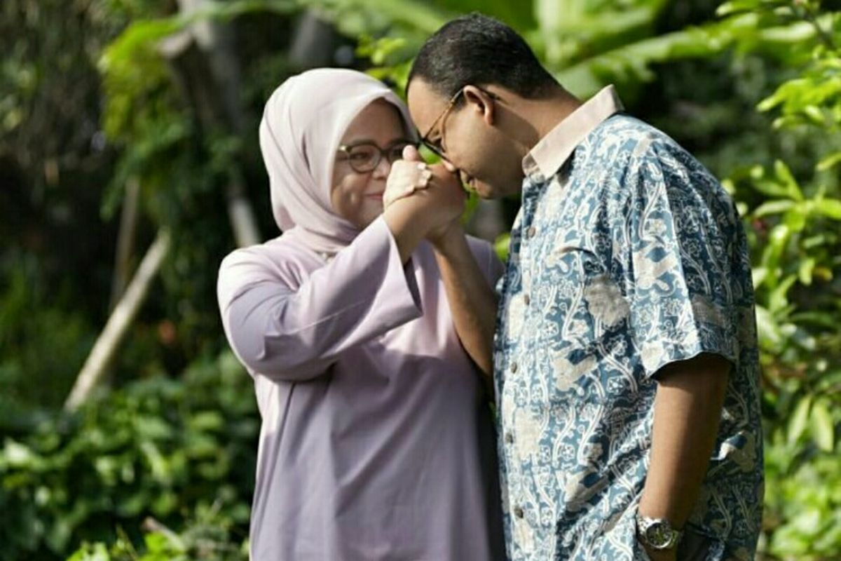 Anies Baswedan mengunggah foto cium tangan istrinya di Instagram, Senin (16/10/2017).