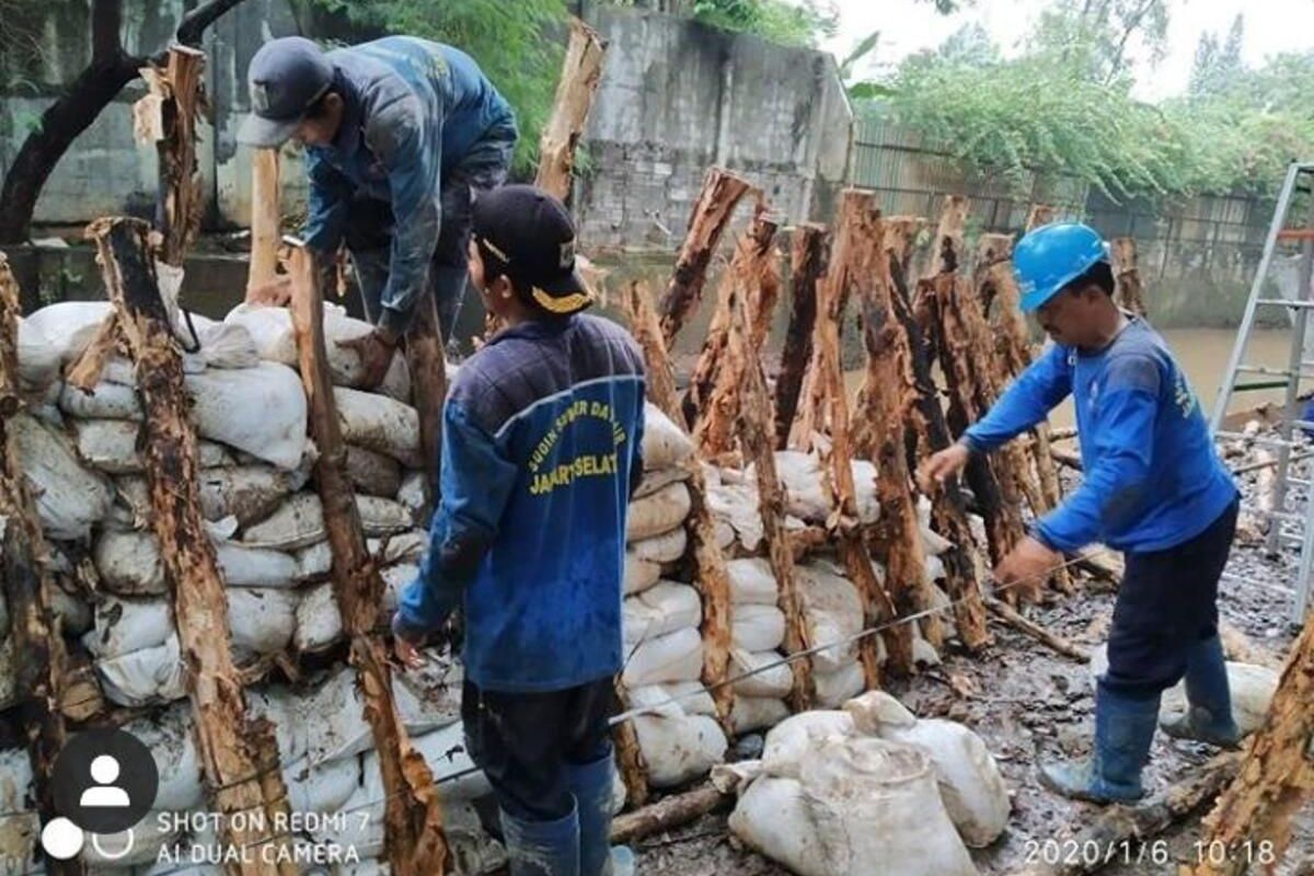 proses pembangunan tanggul di Jalan Bangka, Jakarta Selatan, Senin (6/1/2020)