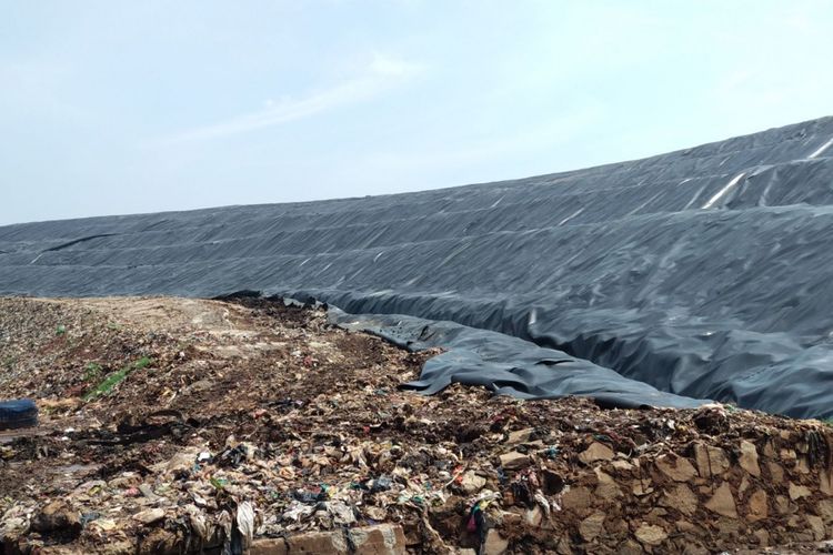 Wajah baru TPST Bantargebang, Jumat (10/11/2017). Tempat pengelolaan sampah tersebut mencoba beberapa perubahan setelah swakelola oleh pemprov DKI Jakarta, September 2016 lalu. Pembangunan ruang terbuka hijau salah satunya membantu merubah wajah TPST