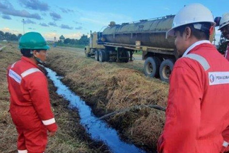 Tim Dinas Lingkungan Hidup dan Kebersihan (DLHK) Aceh Utara bersama petugas Pema Global Energi (PGE) , pada Selasa (31/10/2023), kembali menurunkan tim untuk memantau kondisi tumpahan kondensat di cluster II wilayah kerja PGE. Dok DLHK Aceh Utara 