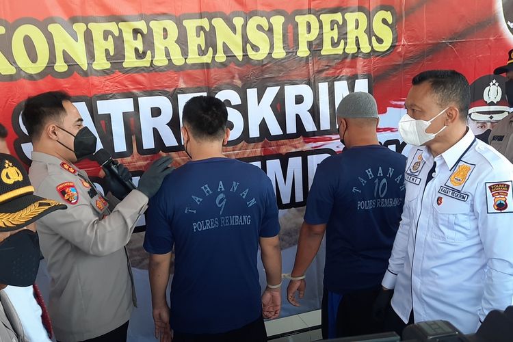 Polres Rembang ungkap kasus dugaan kepemilikan senjata api ilegal di Mapolres Rembang, Senin (25/10/2021)