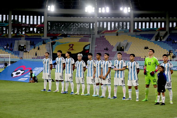 Pemain Timnas Argentina foto bersama sebelum melawan Jerman saat laga semifinal Piala Dunia U17 2023 Indonesia yang berlangsung di Stadion Manahan Solo, Selasa (28/11/2023) sore.