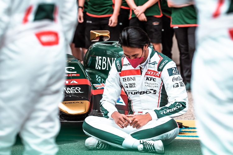 Pebalap asal Indonesia Sean Gelael di sela-sela sesi Free Practice seri keempat musim World Endurance Championship 2021 di Sirkuit de la Sarthe, Le Mans.