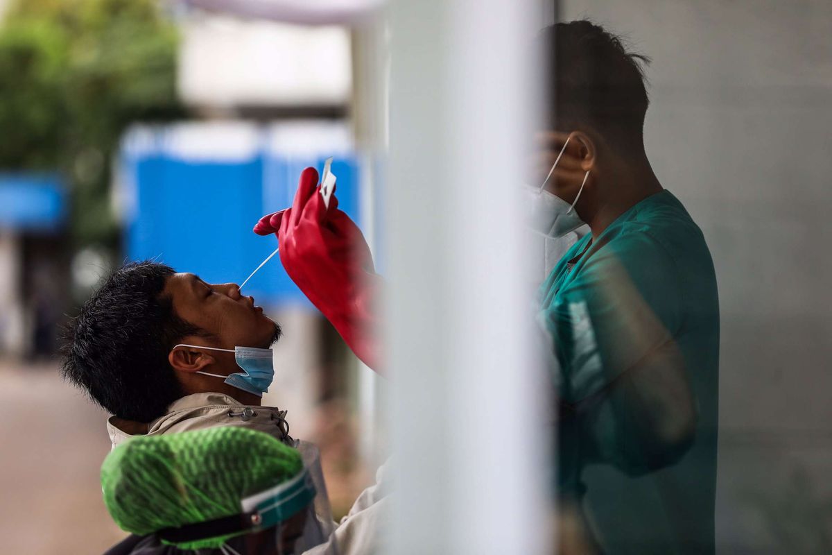 Warga menjalani tes usap atau swab test di GSI Lab (Genomik Solidaritas Indonesia Laboratorium), Cilandak, Jakarta Selatan, Senin (2/11/2020). Sebagai bentuk gotong-royong dan solidaritas untuk mempercepat penanganan COVID-19 di Indonesia, Tanoto Foundation dan Temasek Foundation International melakukan donasi bersama dengan memberikan bantuan kepada Genomik Solidaritas Indonesia (GSI Lab) berupa instrumen PCR, reagent kit dan bahan habis pakai untuk pemeriksaan PCR.