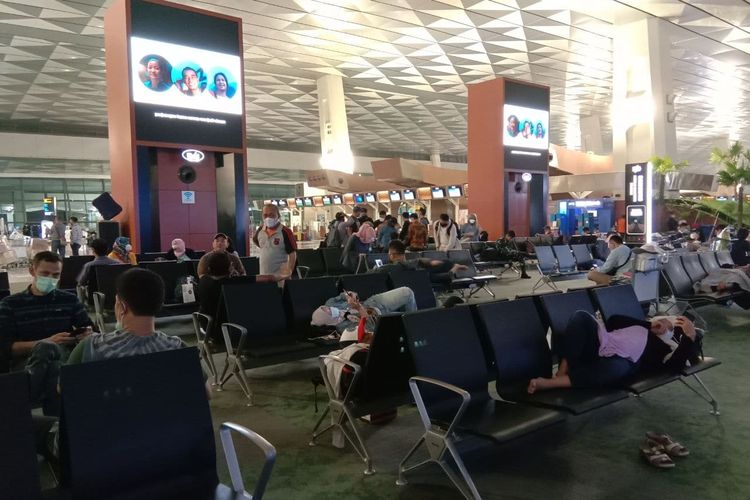 Suasana Terminal 3 Bandara Internasional Soekarno-Hatta di Tangerang, Banten, Minggu (24/10/2021).