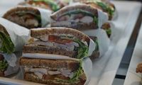 Cara Bungkus Sandwich untuk Makan Lebih Mudah Saat Piknik