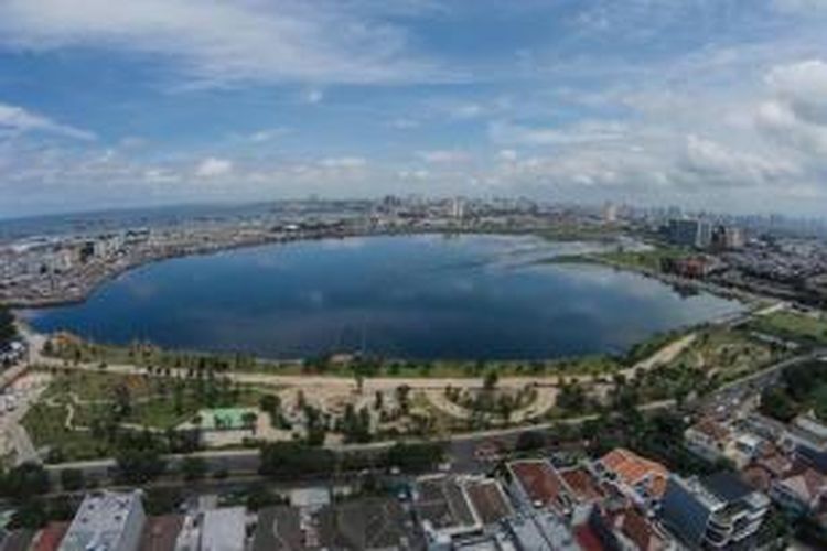 Ruang terbuka hijau di pinggir Waduk Pluit, Jakarta Utara, Jumat (6/2/2015). Ruang terbuka hijau menjadi salah satu penyeimbang dan oasis di tengah belantara gedung kota.