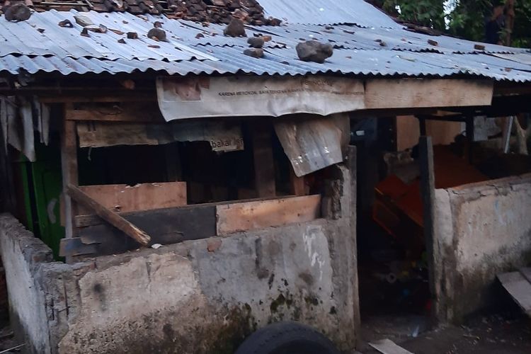 Tampak rumah terduga mucikari inisial US (50) di Bima rusak diamuk warga, Jumat (2/12/2022).