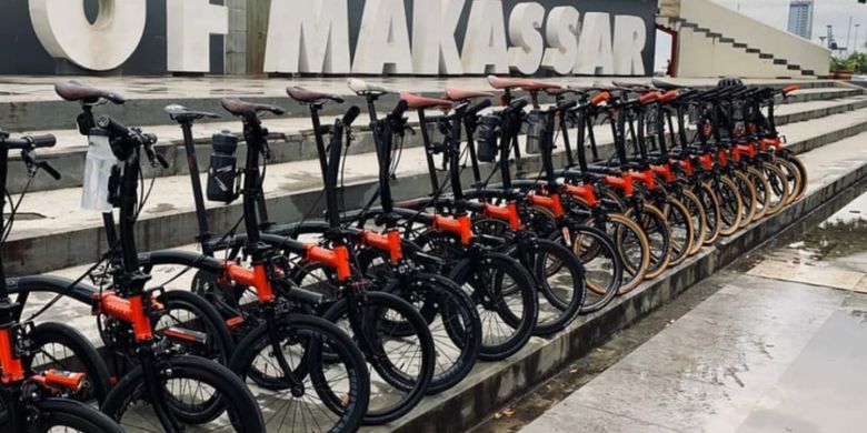 Komunitas BrompCHPT3RS Indonesia yang merupakan penggemar sepeda Brompton tipe CHPT3RS menggelar kegiatan gowes serentak di beberapa kota secara online pada Minggu (19/7/2020).