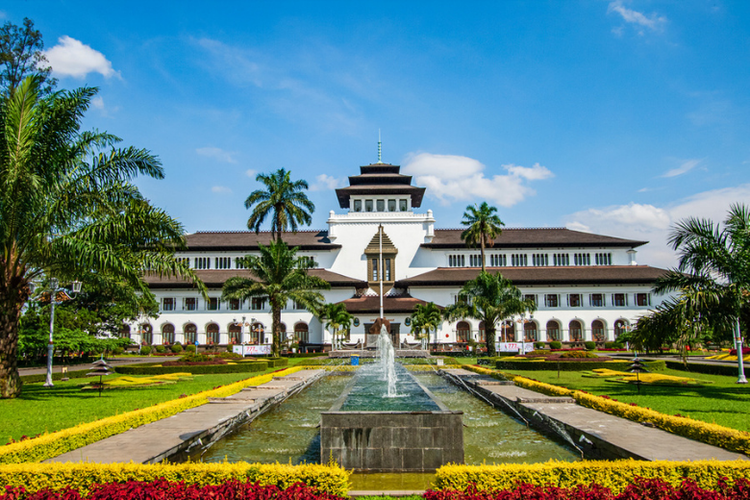 Gedung Sate merupakan ikon Kota Bandung. 