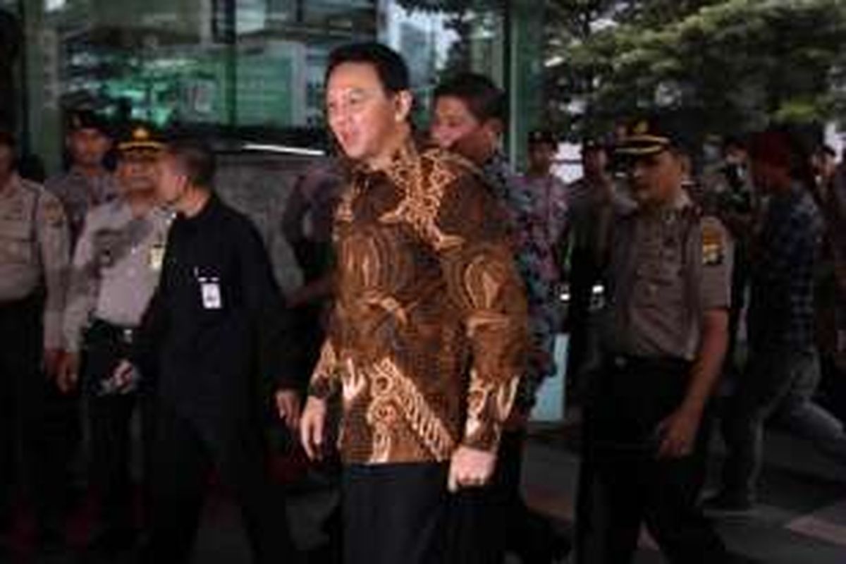 Gubernur DKI Jakarta Basuki Tjahaja Purnama (Ahok) tiba di gedung KPK, Jakarta, untuk memenuhi panggilan sebagai saksi, Selasa (12/4/2016). Ahok memberikan keterangan seputar pembelian lahan milik RS Sumber Waras oleh Pemprov DKI pada akhir 2014.