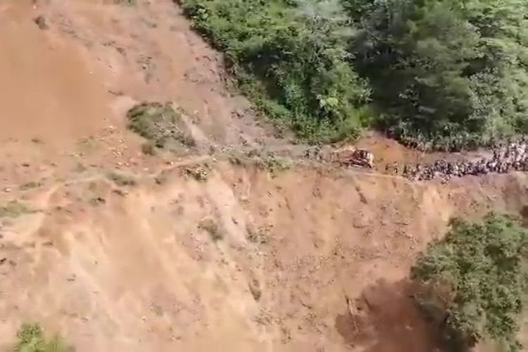 Foto Drone memperlihatkan bencana tanah longsor terjadi di jalan trans sulawesi penghubung Kabupaten Luwu dan Kota Palopo di Desa Bonglo, Kecamatan Bastem Utara, Kabupaten Luwu, Sulawesi Selatan pada Senin (26/2/2024) pagi Sekitar pukul 09.00 wita.
