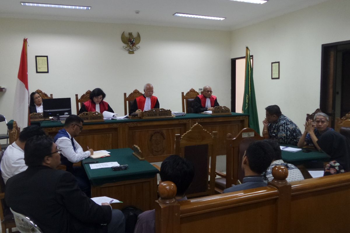 Suasana sidang putusan perkara Alfamart menggugat konsumennya dan Komisi Informasi Pusat di Pengadilan Negeri Tangerang, Selasa (18/4/2017) siang. Majelis hakim memutuskan menolak gugatan Alfamart dan mengabulkan eksepsi para tergugat dalam perkara ini.