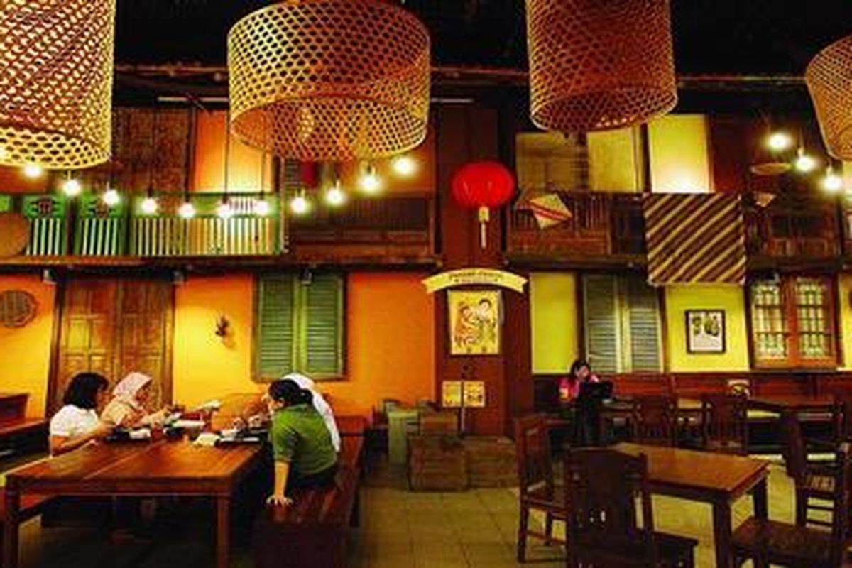 Pengunjung menikmati makan siang di Eat and Eat, Mal Kelapa Gading 5, Jakarta Utara, Kamis (25/3/2010). Tempat makan yang memakai konsep pecinan tersebut menyediakan berbagai macam makanan rumahan.