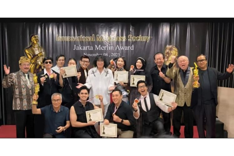 Para penerima Merlin Award 2025 bersama Tony Hassini, President dan Founder IMS, serta komunitas pesulap Indonesia dalam acara penganugerahan di Alam Sutera, Tangerang Selatan. Prestasi ini menempatkan nama Indonesia semakin kokoh dalam peta sulap dunia. 