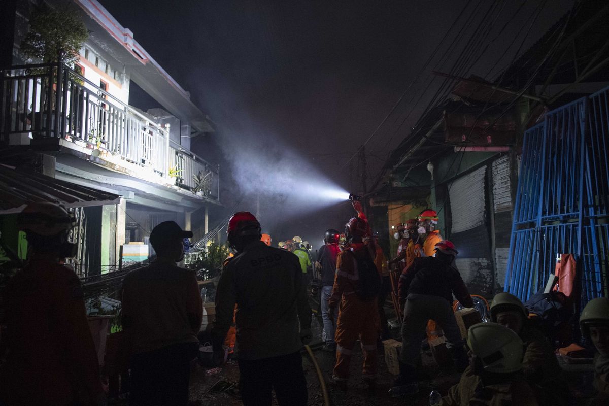 Sejumlah petugas berusaha memadamkan api yang membakar rumah warga dampak kebakaran Depo Pertamina Plumpang,kawasan Jalan Koramil, Rawa Badak Selatan, Koja, Jakarta, Jumat (3/3/2023). Belasan warga dilaporkan menjadi korban jiwa dalam peristiwa itu.ANTARA FOTO/ Wahyu Putro A/rwa.