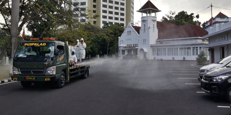 Penyemprotan disinfektan di Makodam III Siliwangi, Jalan Aceh Kota Bandung, Sabtu (11/07).